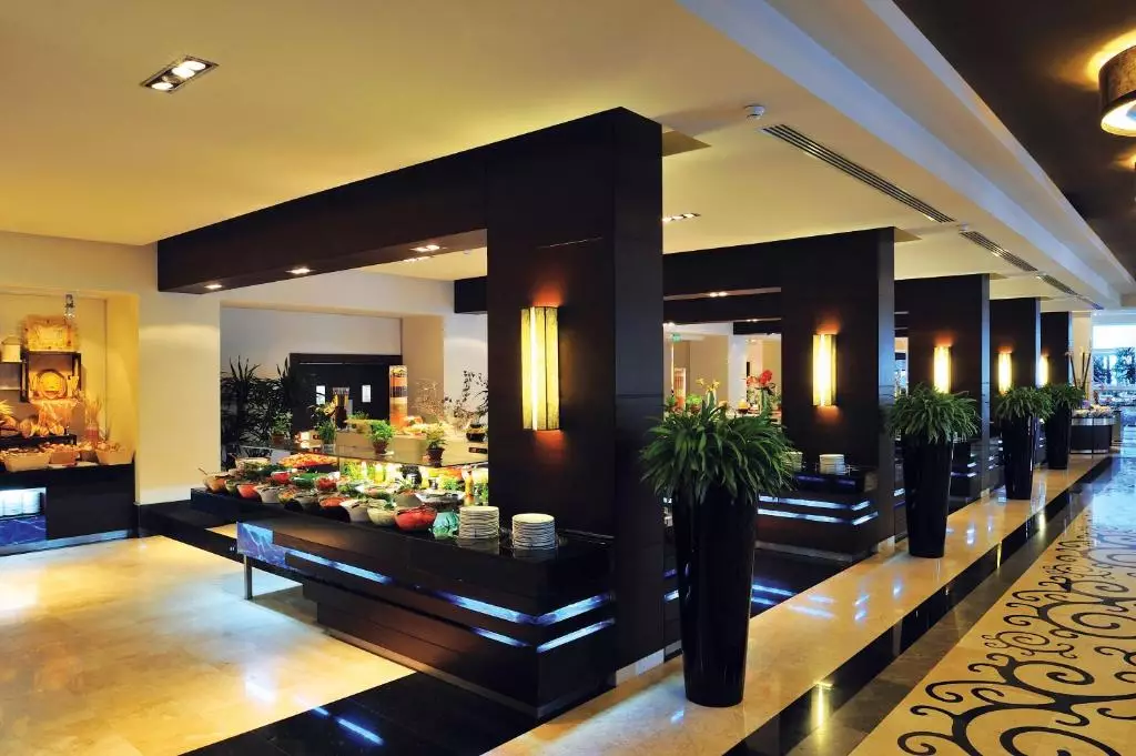 سلف زستوران هتل سوسسی لاکچری ریزورت